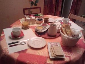 une table avec une plaque de nourriture sur une table dans l'établissement Pacéenne, à Pacé