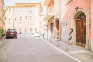 una strada cittadina con auto che percorrono una strada di Myrtha bb a Bologna