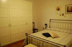 ケラスコにあるB&B L'Arcobalenoのベッドルーム1室(ベッド1台、白いキャビネット付)
