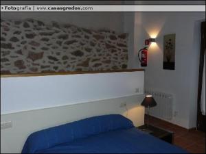 A bed or beds in a room at Casa Rural La Antigua Fragua