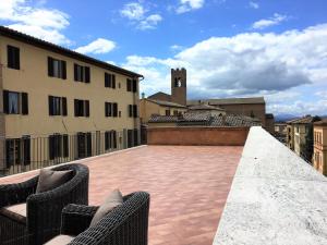 een uitzicht vanaf het dak van een gebouw met stoelen bij Emilia's Home in Siena