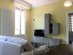 een woonkamer met een bank en een tv bij Emilia's Home in Siena