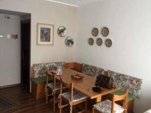 a dining room with a table and some plates on the wall at Centrale vicino cabinovia Magnolta e piscina in Aprica