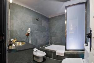 Łazienka w obiekcie Apartamentos El Tiempo Madrid