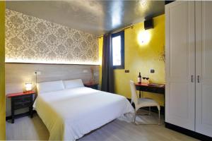 Łóżko lub łóżka w pokoju w obiekcie Apartamentos El Tiempo Madrid