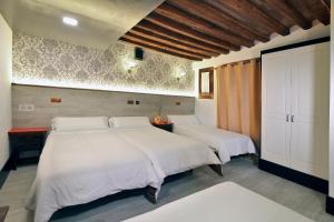 Łóżko lub łóżka w pokoju w obiekcie Apartamentos El Tiempo Madrid