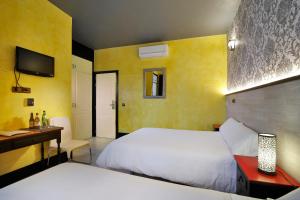 Łóżko lub łóżka w pokoju w obiekcie Apartamentos El Tiempo Madrid