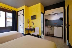 Łóżko lub łóżka w pokoju w obiekcie Apartamentos El Tiempo Madrid