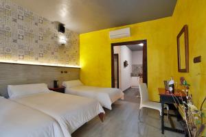 Łóżko lub łóżka w pokoju w obiekcie Apartamentos El Tiempo Madrid