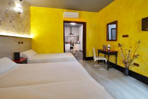 Łóżko lub łóżka w pokoju w obiekcie Apartamentos El Tiempo Madrid