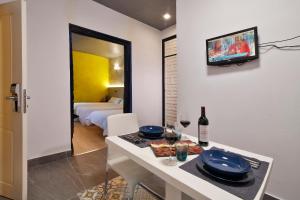 Telewizja i/lub zestaw kina domowego w obiekcie Apartamentos El Tiempo Madrid