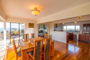 Köök või kööginurk majutusasutuses Orewa Cliff Top