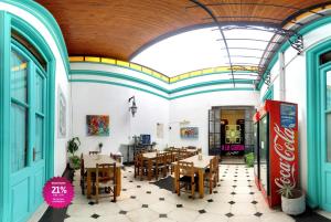 restauracja ze stołami i krzesłami oraz sufitem w obiekcie A la Gurda w mieście San Miguel de Tucumán