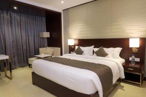 Postel nebo postele na pokoji v ubytování Visthara inn - Comfort Stay
