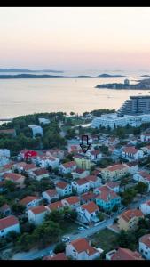 eine Luftansicht auf die Stadt und das Wasser in der Unterkunft Vila Nara in Vodice