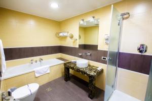 Koupelna v ubytování Menorah Hotel