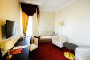 TV a/nebo společenská místnost v ubytování Menorah Hotel