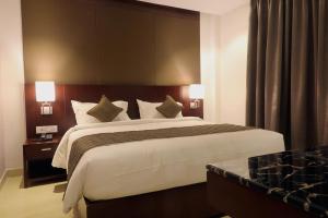 Postel nebo postele na pokoji v ubytování Visthara inn - Comfort Stay