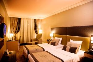 Postel nebo postele na pokoji v ubytování Darkhill Hotel
