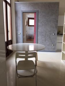 une salle à manger avec une table et une chaise dans l'établissement Palazzo Guerrieri da Fermo, à Mantoue