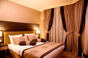 Postel nebo postele na pokoji v ubytování Darkhill Hotel