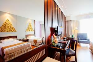 Postel nebo postele na pokoji v ubytování The Empress Hotel - SHA Extra Plus