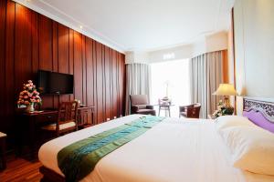 Postel nebo postele na pokoji v ubytování The Empress Hotel - SHA Extra Plus