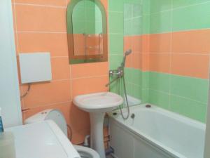 ナーベレジヌイェ・チェルヌイにあるApartment Alsuのバスルーム(洗面台、トイレ、鏡付)