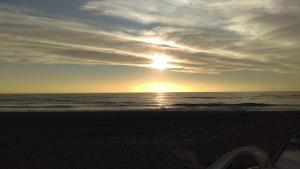 トレモリノスにあるApartamento centro Torremolinosの海沿いの夕日