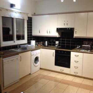 Kuchyň nebo kuchyňský kout v ubytování Villa Garmar CTO Approved 4487