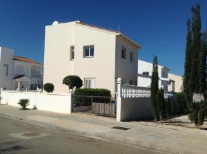 ein weißes Haus mit einem Zaun davor in der Unterkunft Villa Garmar CTO Approved 4487 in Paralimni