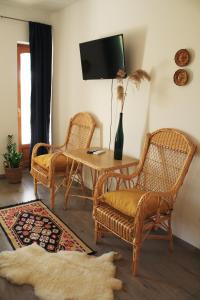 A television and/or entertainment centre at Sipos Borház és Vendégház