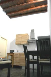 セビリアにあるPalacioのテーブル、椅子、デスクが備わる客室です。