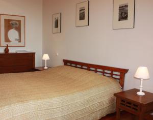 een slaapkamer met een bed en twee lampen op tafels bij Men Joliguet in Bréhat