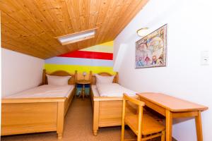 Tempat tidur dalam kamar di DEVA Hotel Kaiserblick