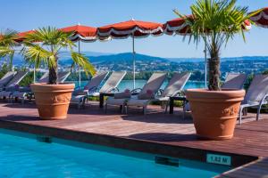 Bazén v ubytování Les Trésoms Lake and Spa Resort nebo v jeho okolí
