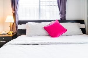 Ein Bett oder Betten in einem Zimmer der Unterkunft The Cube Sathorn Boutique Hotel เดอะ คิวบ์ สาทร บูติค โฮเทล Near BTS Surasak