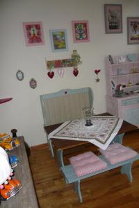 a table and chair in a childs room at L'Arbre D'Ange in Montmorillon