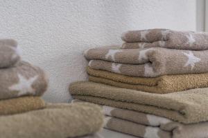a pile of towels sitting on top of a wall at Strandzand in Noordwijk aan Zee