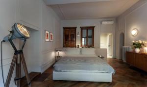 - une chambre avec un lit et un appareil photo sur un tripode dans l'établissement Suites Menaggio, à Menaggio