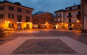 an empty street in a city at night at Suites Menaggio in Menaggio