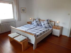 ein Schlafzimmer mit einem großen weißen Bett mit Kissen in der Unterkunft Ferienwohnung Kleeblatt in Markelfingen