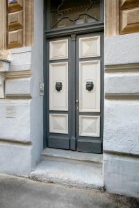 una puerta en el lateral de un edificio en Zagreb Center Apartments, en Zagreb