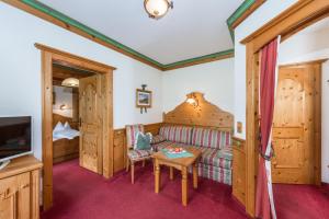 Televízia a/alebo spoločenská miestnosť v ubytovaní Hotel Ennstalerhof