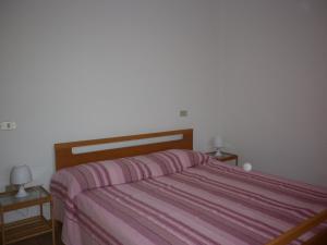 A bed or beds in a room at Villa Jolanda Még 37 kép