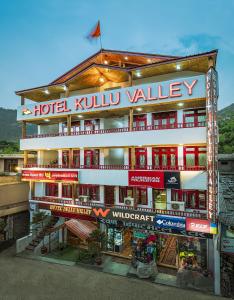 un hôtel kullu Valley avec un panneau sur celui-ci dans l'établissement Hotel Kullu Valley, à Kulu