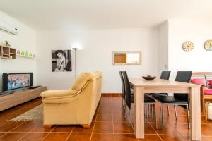 a dining room with a table and chairs at Santa Luzia Residence Apartamento T2 com Piscina & Wi-Fi in Santa Luzia