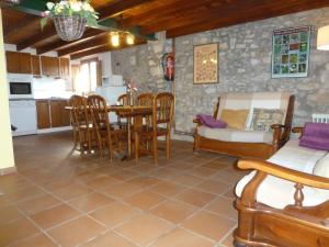 A kitchen or kitchenette at Can Mahola