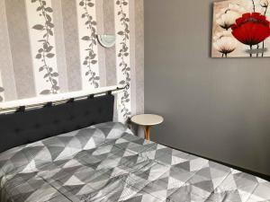 Postel nebo postele na pokoji v ubytování Hôtel des Voyageurs + 3 fotografie