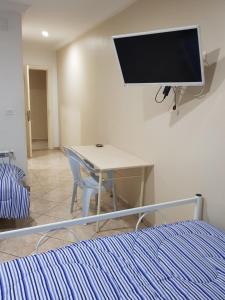 Una televisión o centro de entretenimiento en Hotel Afef